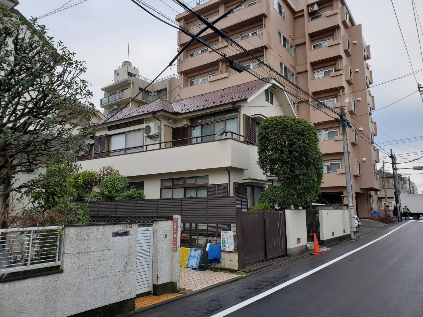 豊島区　浮遊タイル階段